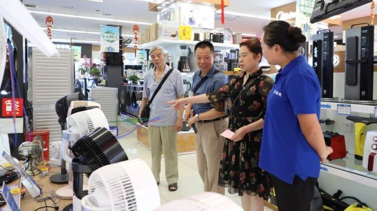 市民正在选购“循环扇”