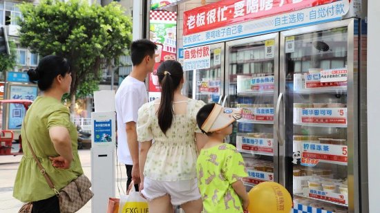 市民在冷饮店购买饮品