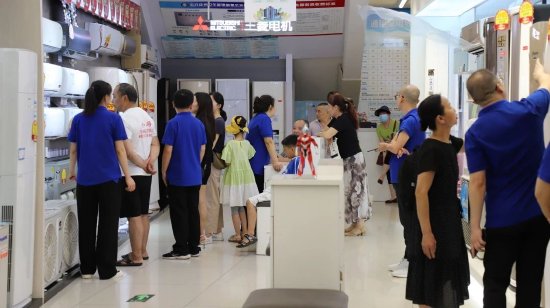 市民正在选购空调