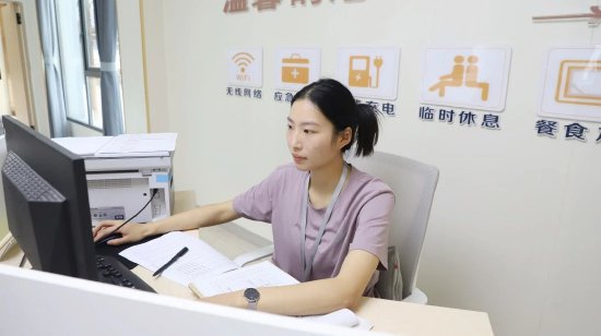 工作人員正在系統中查詢崗位信息