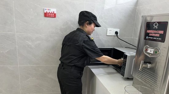 市民、零工在大本營中休閑、熱飯