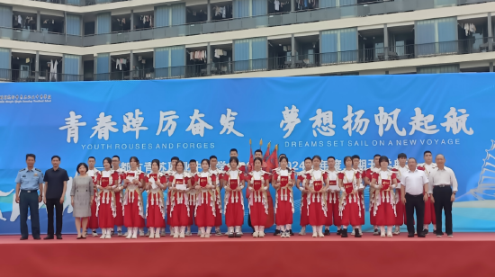 为学生颁奖