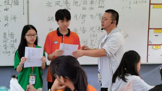 課堂上,學生積極與張嚴老師互動