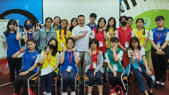 張嚴老師與海外學生合影留念