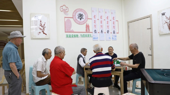 老年居民在棋牌室打牌、下棋