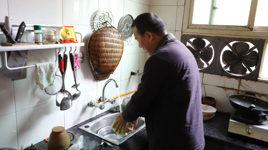 李世红正在用自来水洗菜