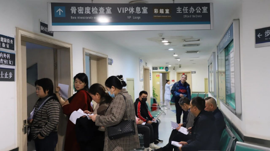 志愿者們取號等候體檢