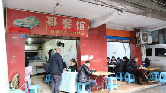 饭点时间来用餐的司机、市民络绎不绝