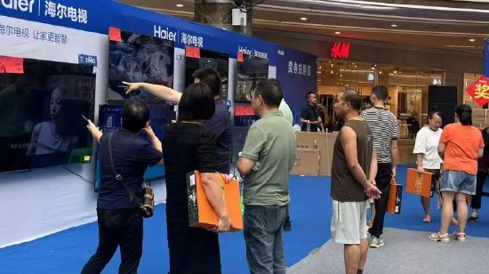 现场工作人员为市民介绍家电产品