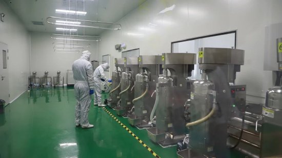 &nbsp;工人正在无尘无菌生产车间进行生产