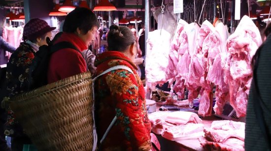 市民背着背篓来买肉