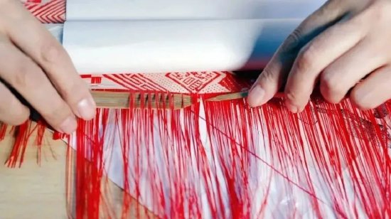 ▲正在編織作品