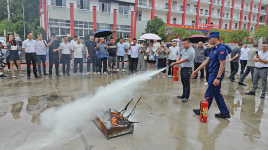 圖為:使用滅火器進(jìn)行模擬滅火
