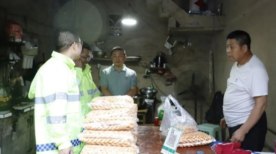 入户提醒群众做好防汛准备