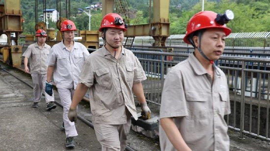 工作人員巡檢水電站