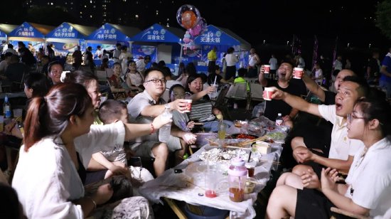 现场氛围轻松欢快,烟火气十足