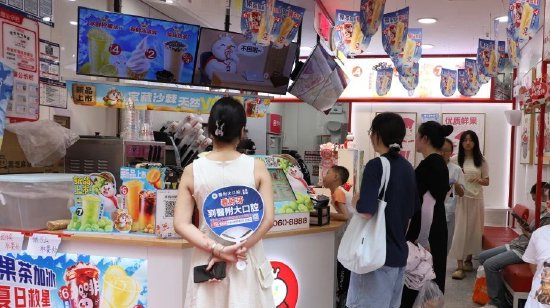 市民在飲品店購買清涼飲品消暑