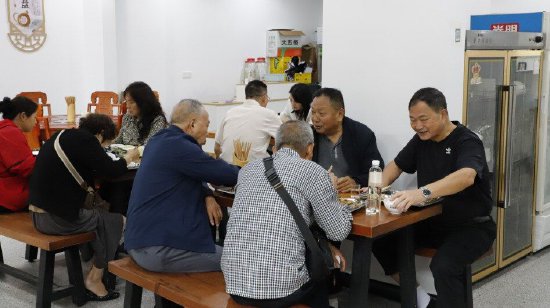 老人们用餐、交流，氛围温馨热闹