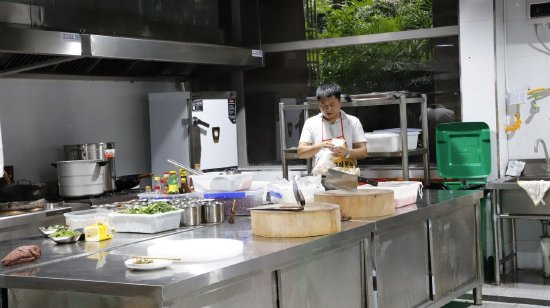 老年共享食堂干净整洁的后厨