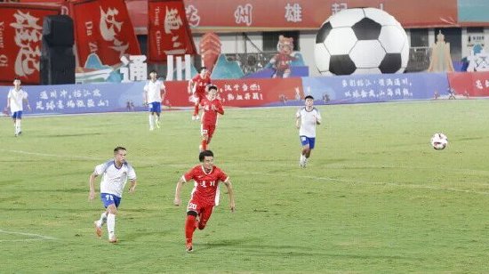 达州市体育中心绿茵场上赛况激烈