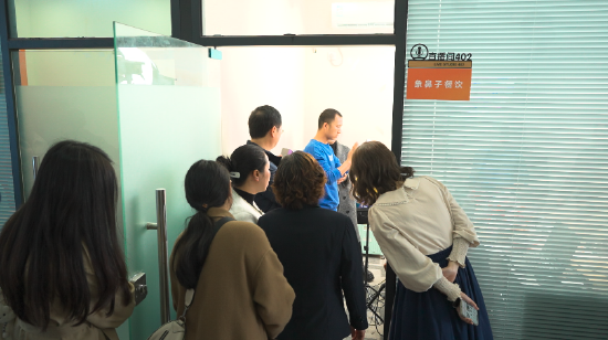 与会人员参观直播间