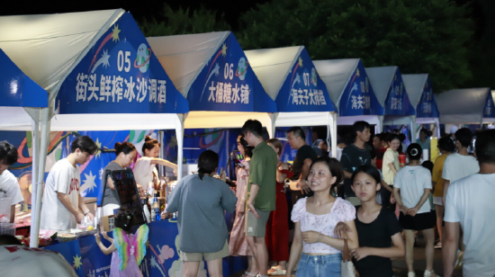 烟火美食，人流如织