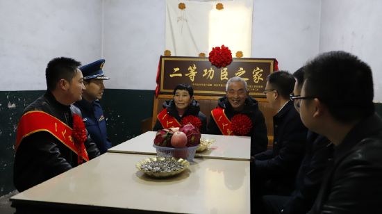 军地一行人同张庆涛同志家人座谈交流