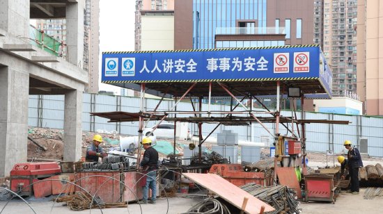 工人们分工明确、干劲十足