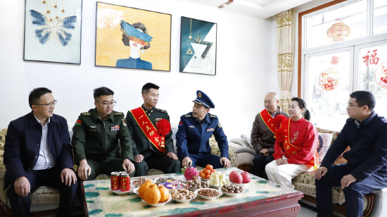 军地一行人同李梦荣同志及其家人座谈交流