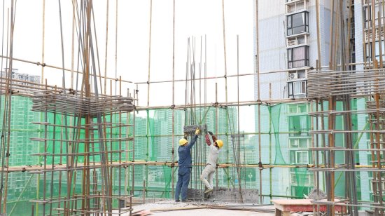 一片热火朝天的施工景象