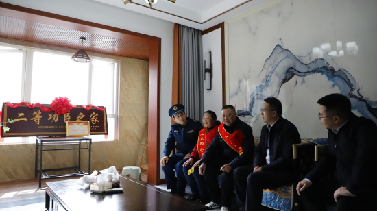 军地一行人同毛源同志家人座谈交流