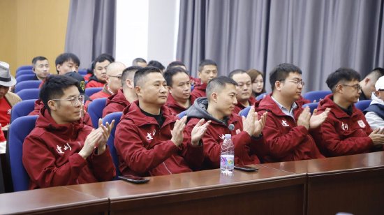 会员代表们热烈鼓掌