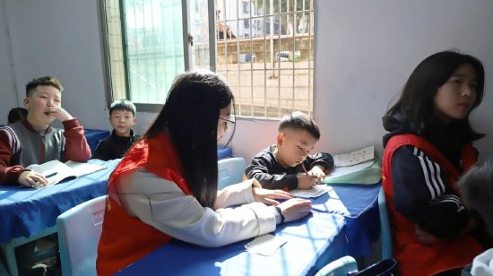 大学生志愿者辅导辖区青少年