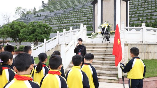 陵园讲解员为学生讲述英烈故事，开展思政教育