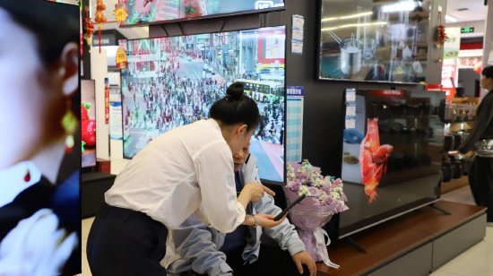 店员正详细给顾客介绍以旧换新与国补政策