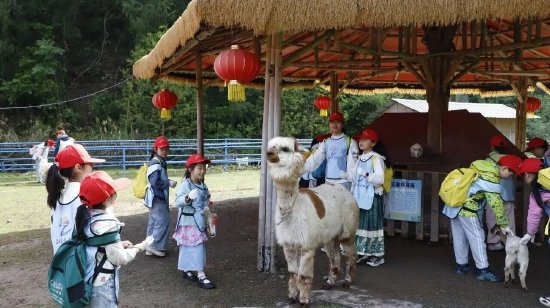 区青少年宫组织托管班学生前往磐石镇开展丰富研学活动