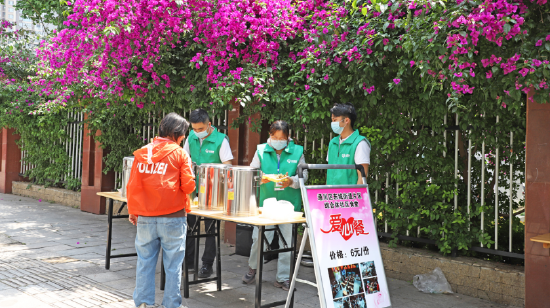 陪护家属正在购买爱心餐