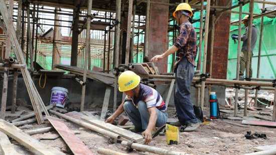 工人师傅们正在进行框架搭建作业