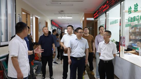 代表们先后走进宏昌达职业技术培训学校、朝阳社区卫生站实地参观了解情况