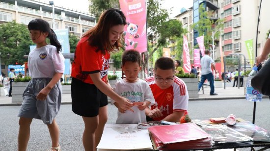 现场设置川超游戏互动区，球迷可完成闯关游戏领取奖励