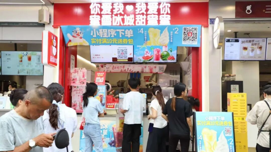 奶茶店的顾客络绎不绝，消暑饮品受消费者青睐