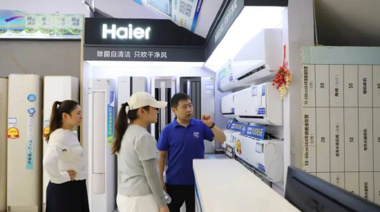 工作人员正忙着给顾客讲解介绍产品