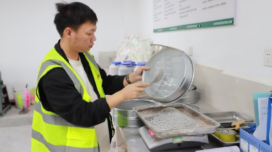 技术人员正在做实验磷石膏流态固化土填筑技术规范