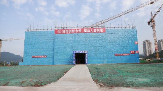 图为项目一号教学楼、综合楼等施工作业正加速推进