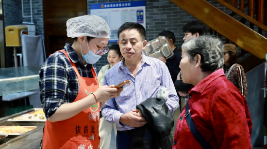 社区工作人员给居民讲解刷卡操作流程