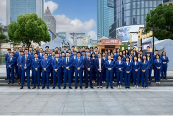 图：王利忠倾心打造的专业化寿险营销团队