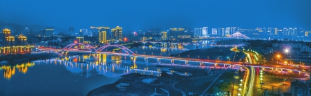 夜色中流光溢彩的南充