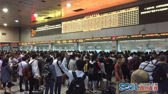 图为成都火车站、成都东站加开晚点停运列车车票专退窗口,铁路部门组织旅客有序办理退票、改签手续。(崔皓 摄)
