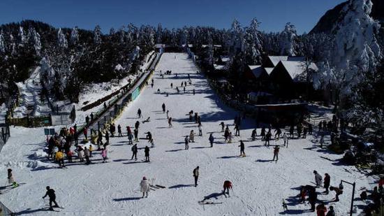 峨眉山雷洞坪滑雪场人气高 摄影 袁士洪