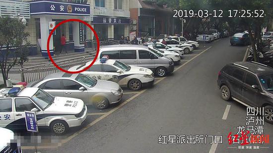 傅某在派出所门口比划着尖刀
